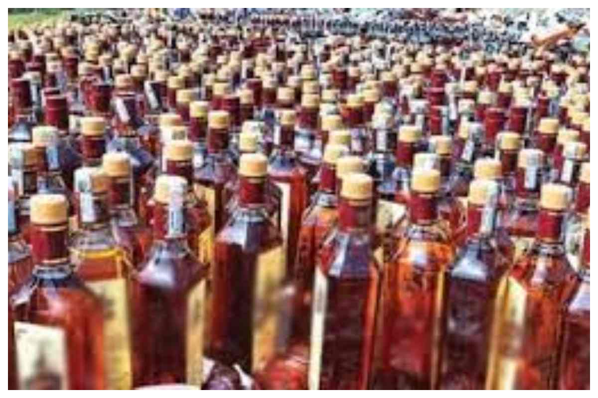 Darbhanga News: बगरस गांव में देसी चुलाई शराब बरामद, महिला गिरफ्तार