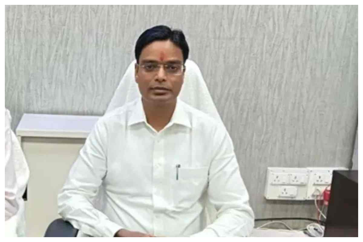 Darbhanga News: अवैध वसूली के आरोप सही मिलने पर संविदाकर्मी की सेवा समाप्त