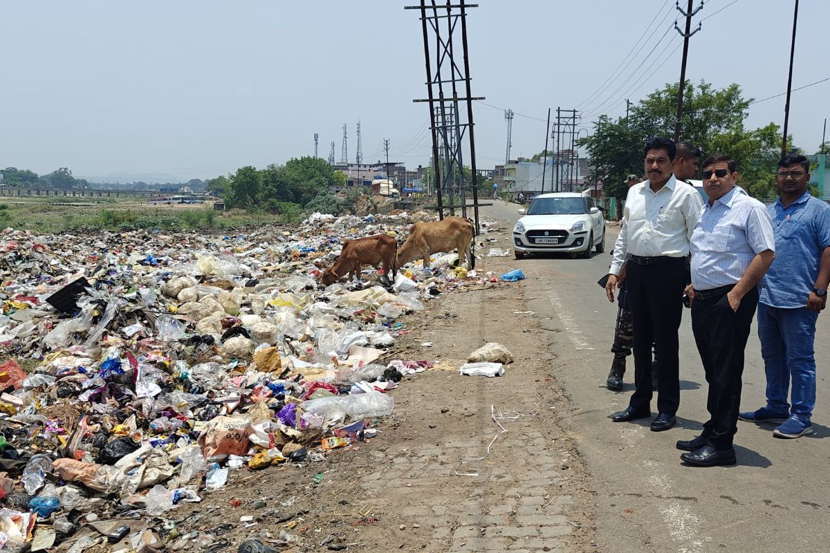 गढ़वा: दानरो नदी को पॉल्यूशन फ्री रखने के लिए प्रशासन सख्त, उपायुक्त ने किया औचक निरीक्षण