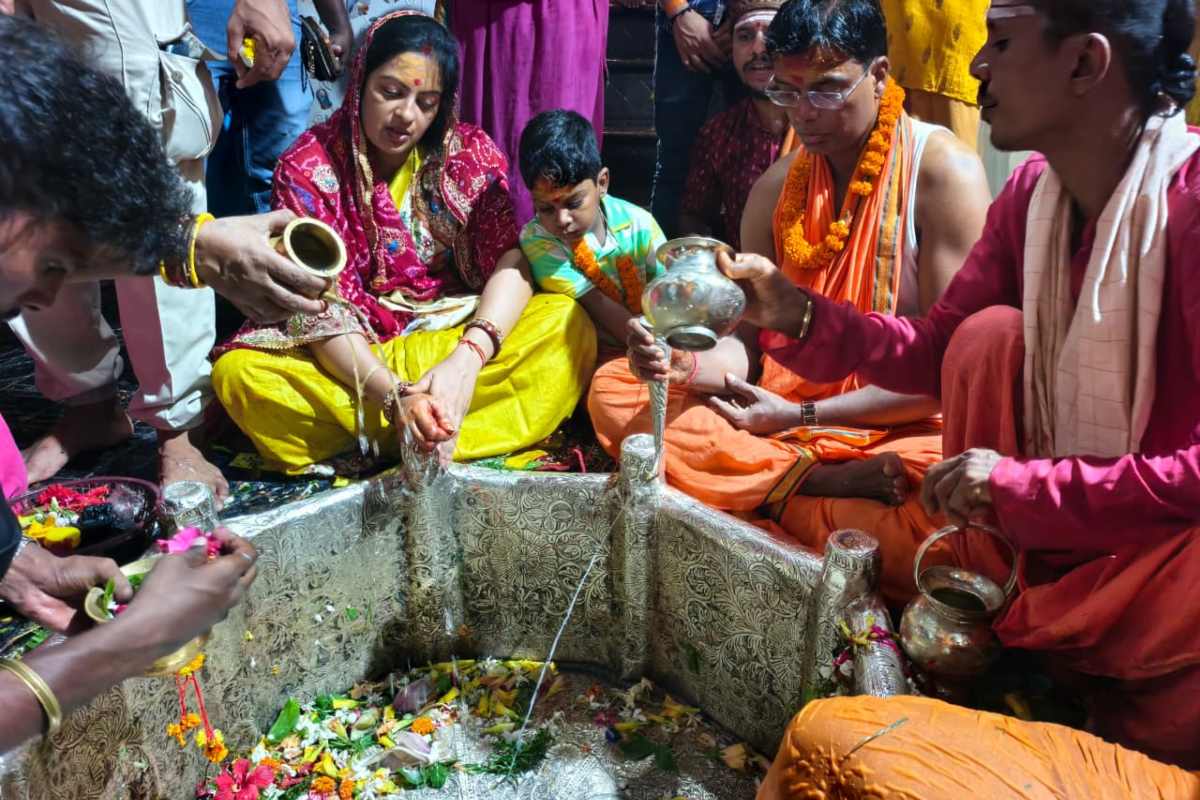 dm performs rudrabhishek: डीएम कौशल कुमार ने की भगवान शिव की आराधना, जिले की सुख-समृद्धि की मांगी दुआ