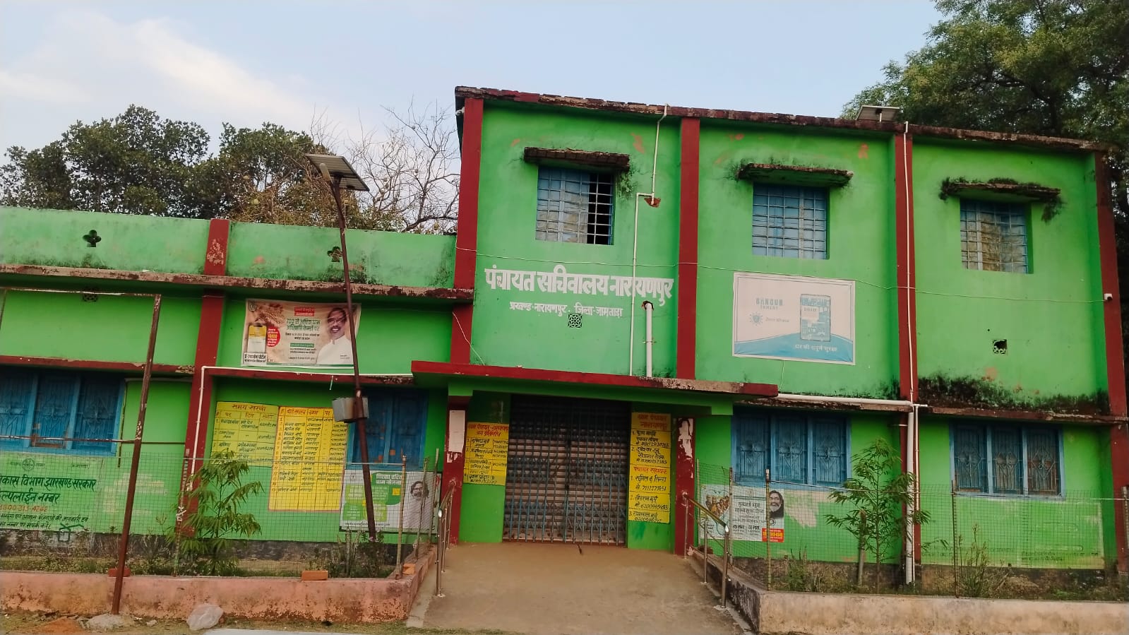 प्रखंड के आवासों में डेरा, सचिवों की मनमानी से ग्रामीण परेशान