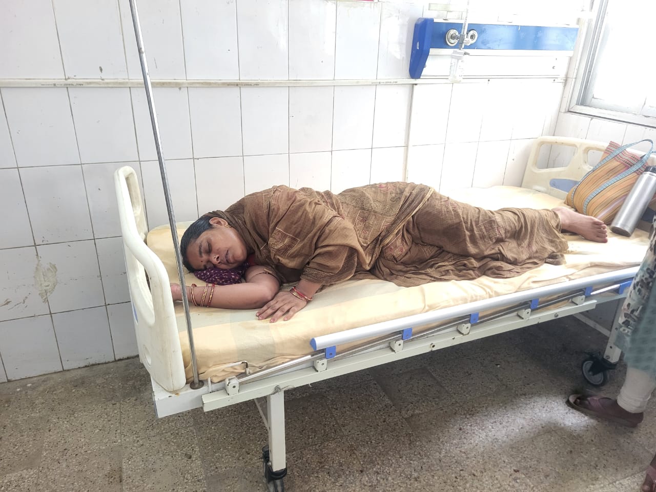 खर-पतवार हटाने के विवाद में महिला को पीटा, अस्पताल में भर्ती