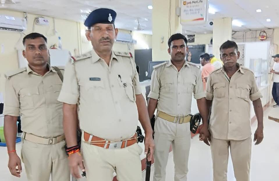 बैंकों की सीसीटीवी व अलार्म सिस्टम का पुलिस अधिकारी ने किया जांच