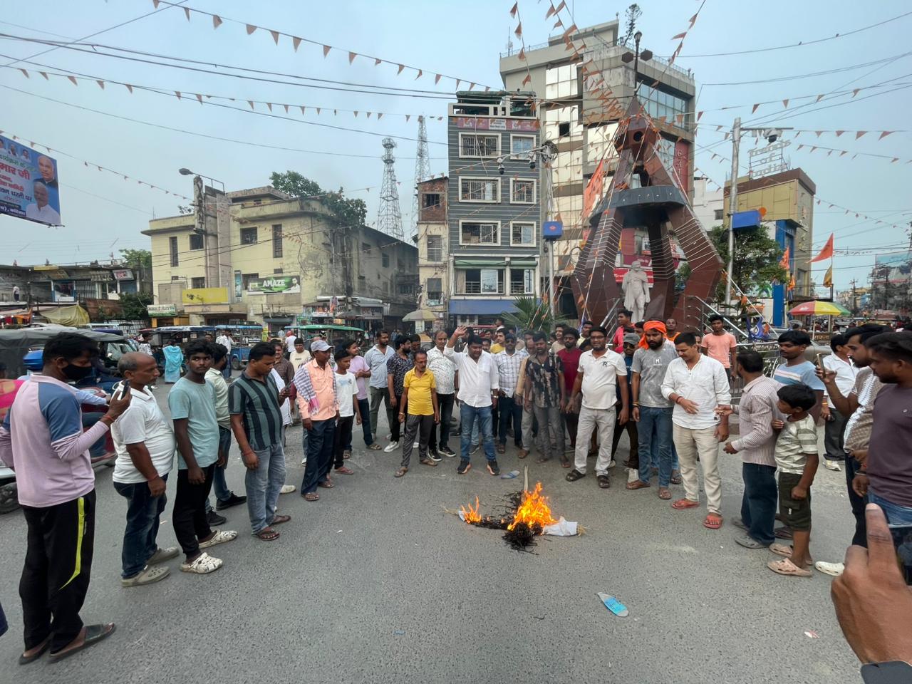 बिजली संकट पर फूटा गुस्सा, शहीद चौक पर फूंका विभाग का पुतला