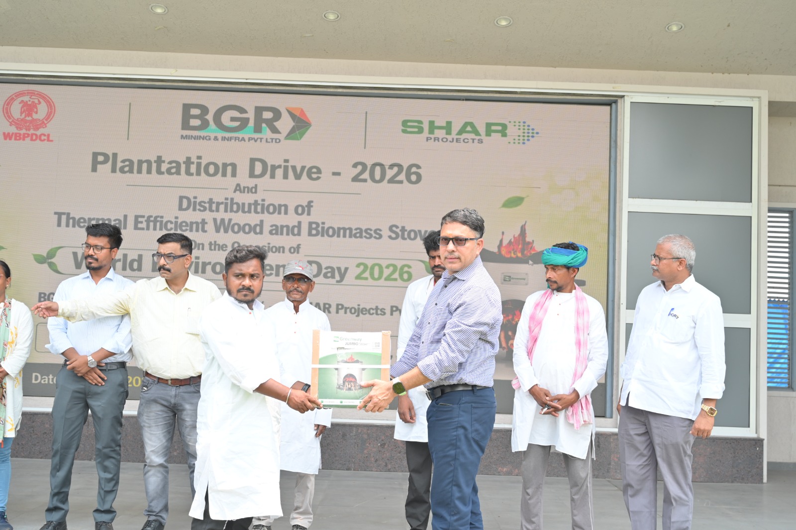 विश्व पर्यावरण दिवस…बीजीआर माइनिंग ने बांटे 20 बायोमास चूल्हे व 3400 फलदार पौधे