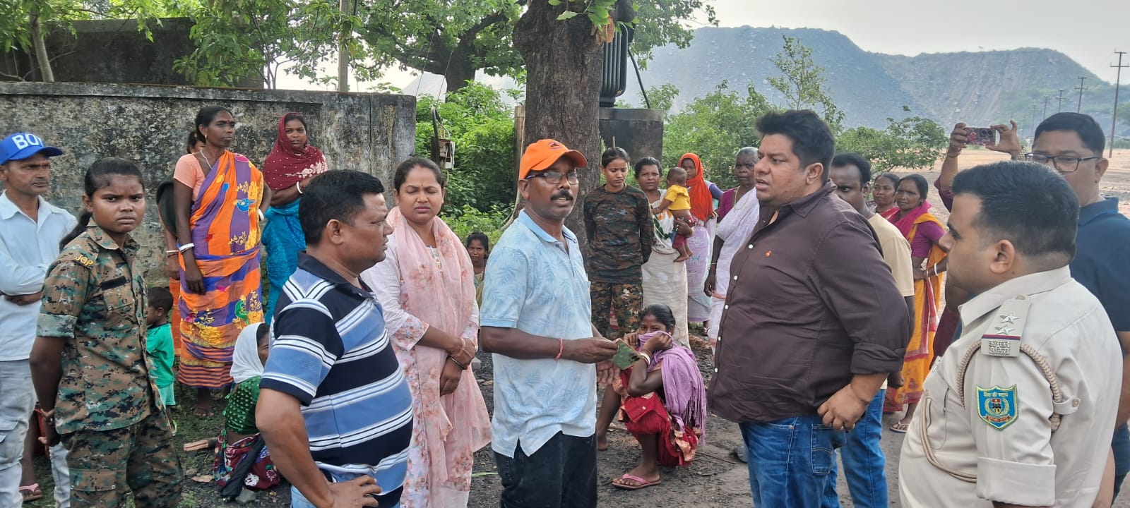 चितरा : मुआवजे की मांग को लेकर सात घंटे किया चितरा-बस्ती पालोजोरी सड़क जाम