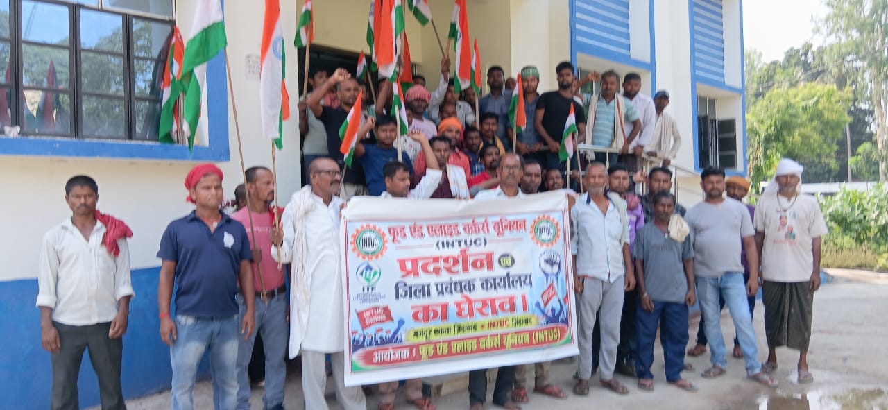 विभिन्न मांगों को लेकर लोडिंग-अनलोडिंग मजदूरों का सांकेतिक हड़ताल, प्रदर्शन कर डीएसओ को सौंपा ज्ञापन