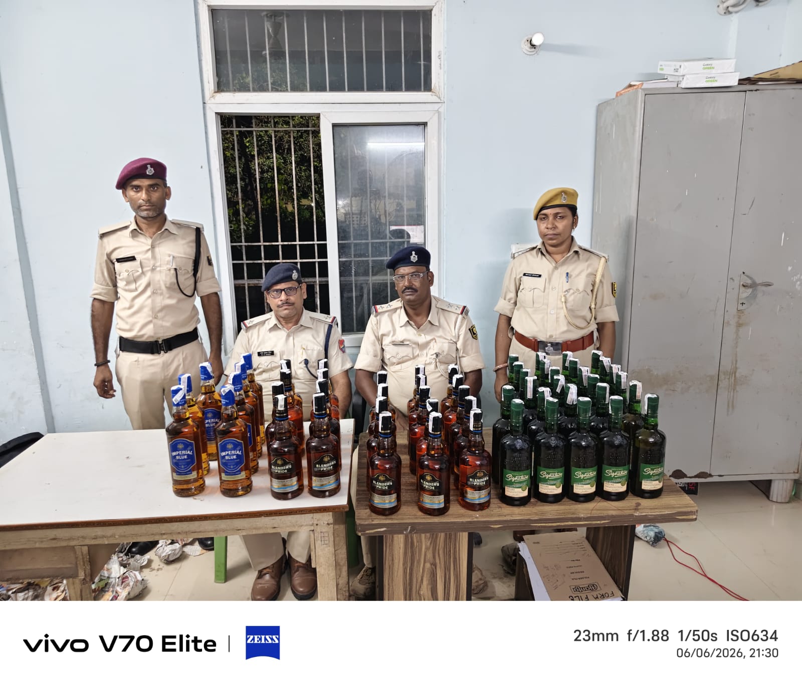 पुरबिया एक्सप्रेस से 41.25 लीटर विदेशी शराब बरामद, अज्ञात तस्करों पर मामला दर्ज