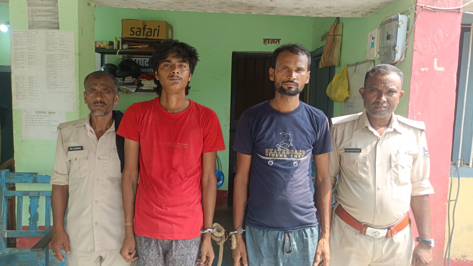 72 लीटर देसी शराब के साथ दो तस्कर गिरफ्तार, टोटो जब्त
