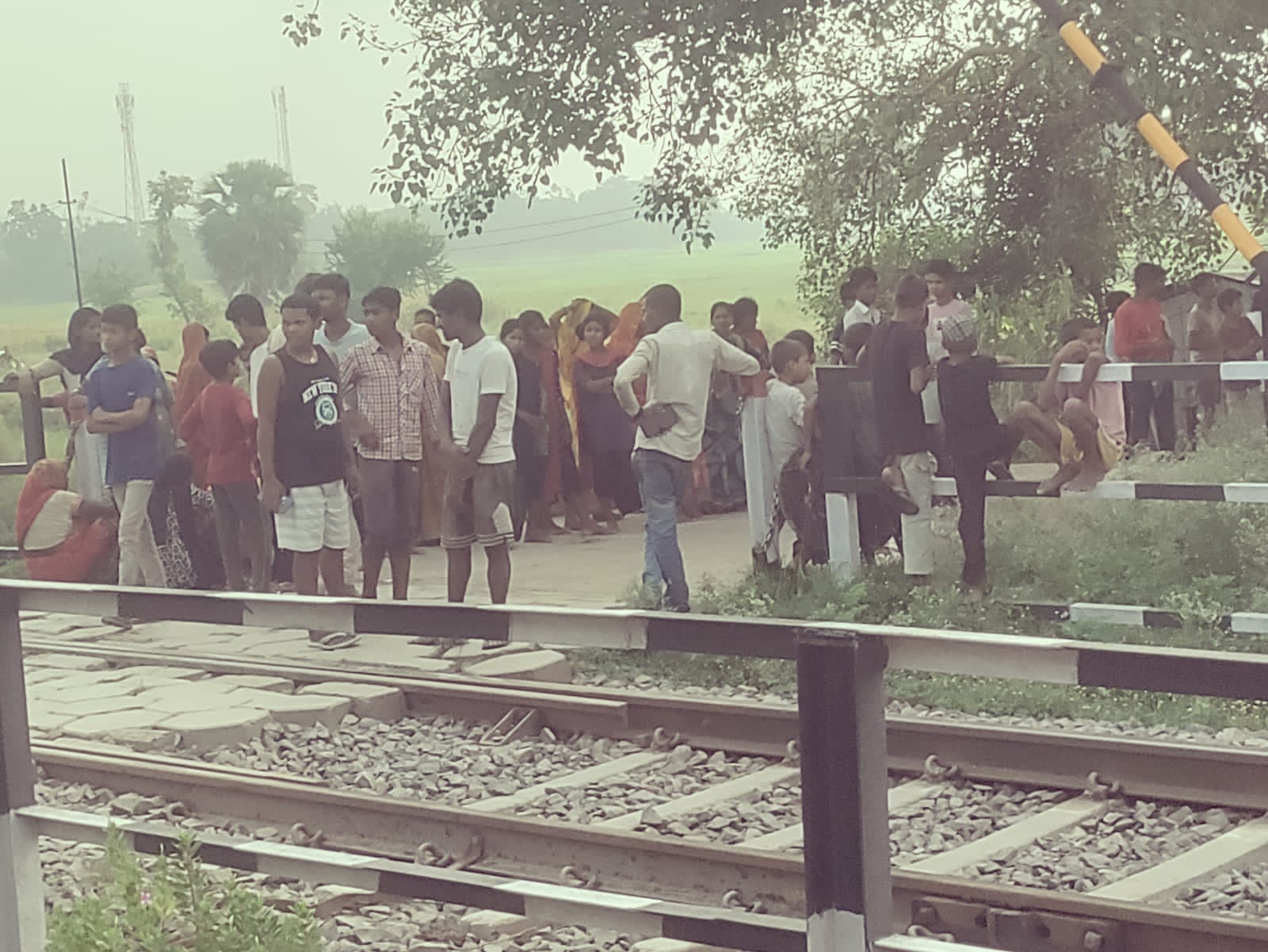 रेल ट्रैक किनारे युवक का क्षत-विक्षत शव मिलने से सनसनी, परिजनों में मचा कोहराम