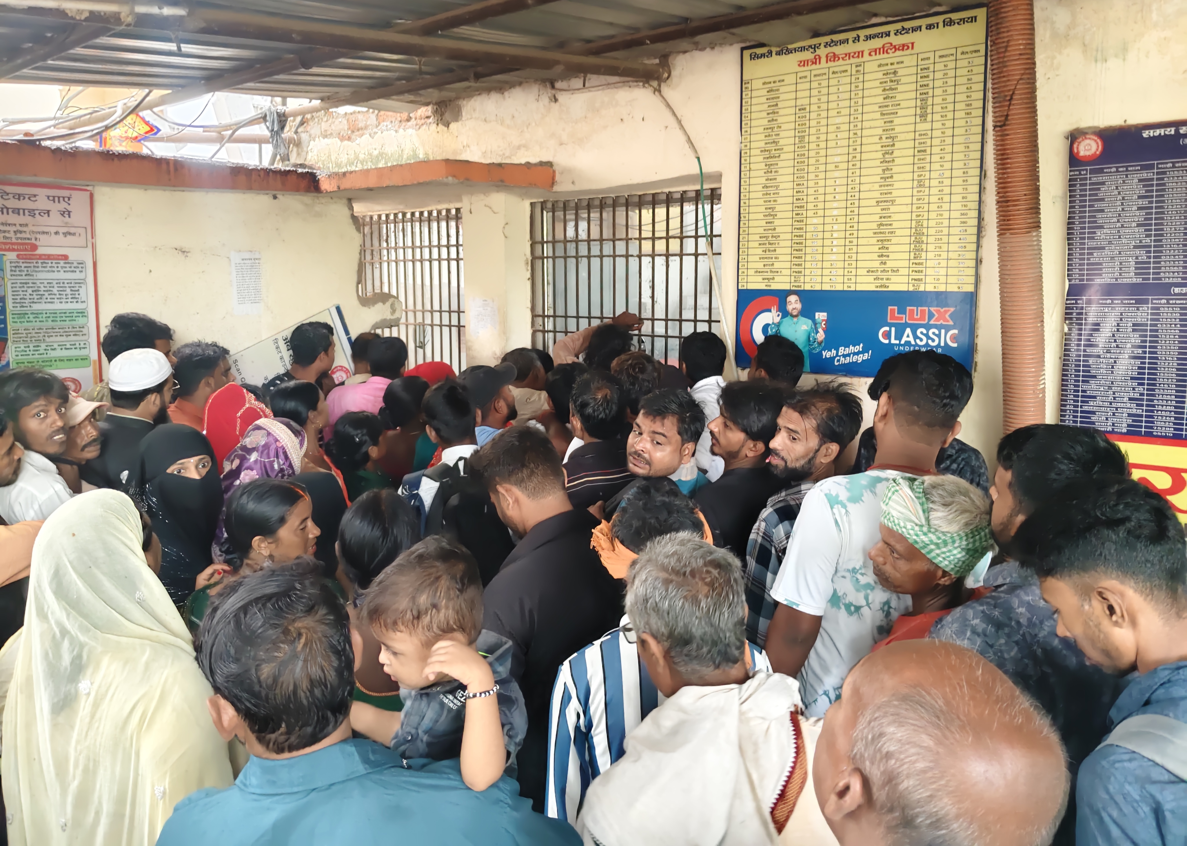ललितग्राम-पटना राज्यरानी एक्सप्रेस में उमड़ी भीड़, धान रोपनी के लिए पंजाब रवाना हो रहे मजदूर