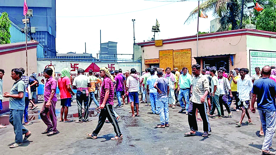 कर्मचारी की मौत के बाद मुआवजे के लिए प्रदर्शन, आश्रित को नौकरी पर सहमति