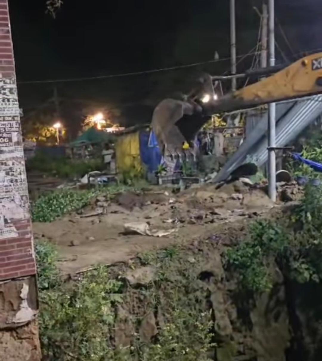 छह माह से जानलेवा बना था सड़क का गड्ढा, कार फंसने के बाद रातोंरात हुआ भराव