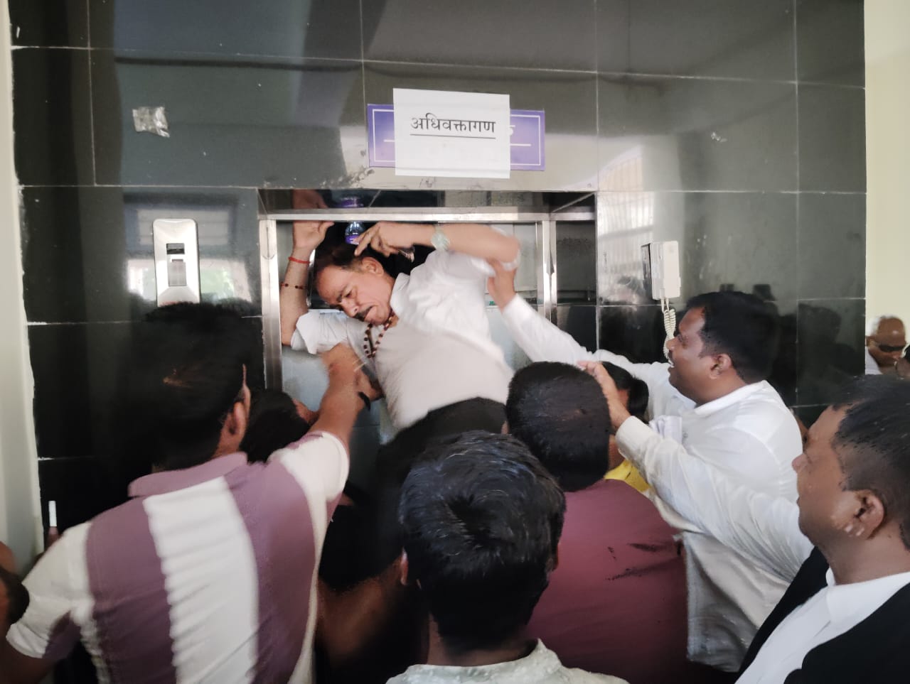 निर्देशों की अवेहलना कर क्षमता से अधिक लोग चढ़ रहे लिफ्ट में, हादसे को आमंत्रण