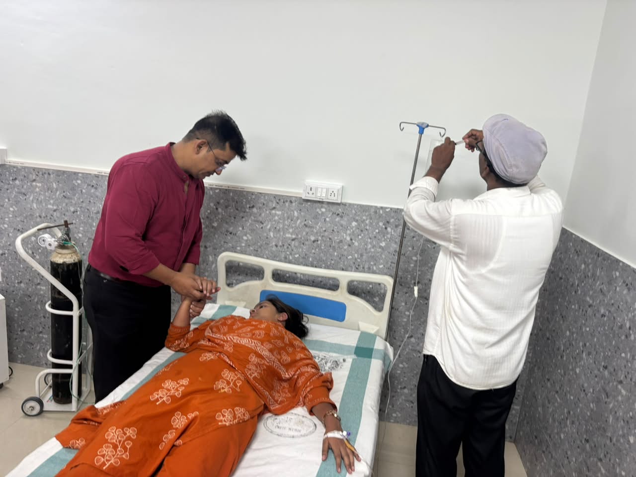 जीविका कर्मी की बिगड़ी तबीयत, सीएचसी में हुआ इलाज