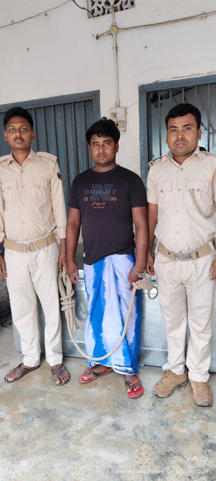 4.41 लीटर शराब के साथ तस्कर गिरफ्तार