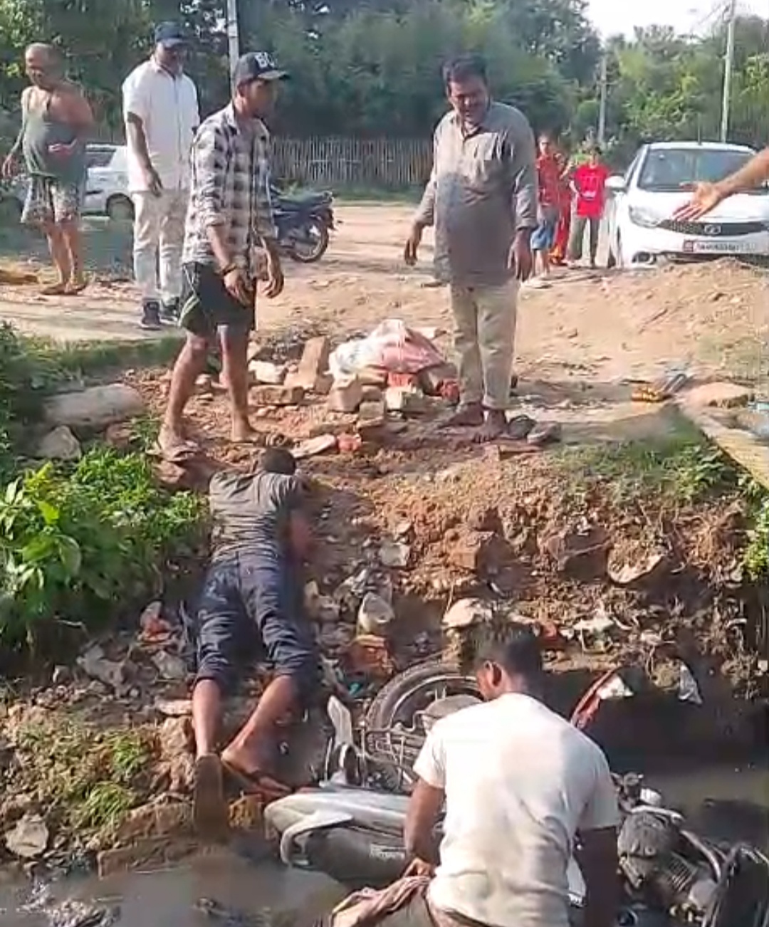 नाले में गिरकर बाइक सवार युवक घायल