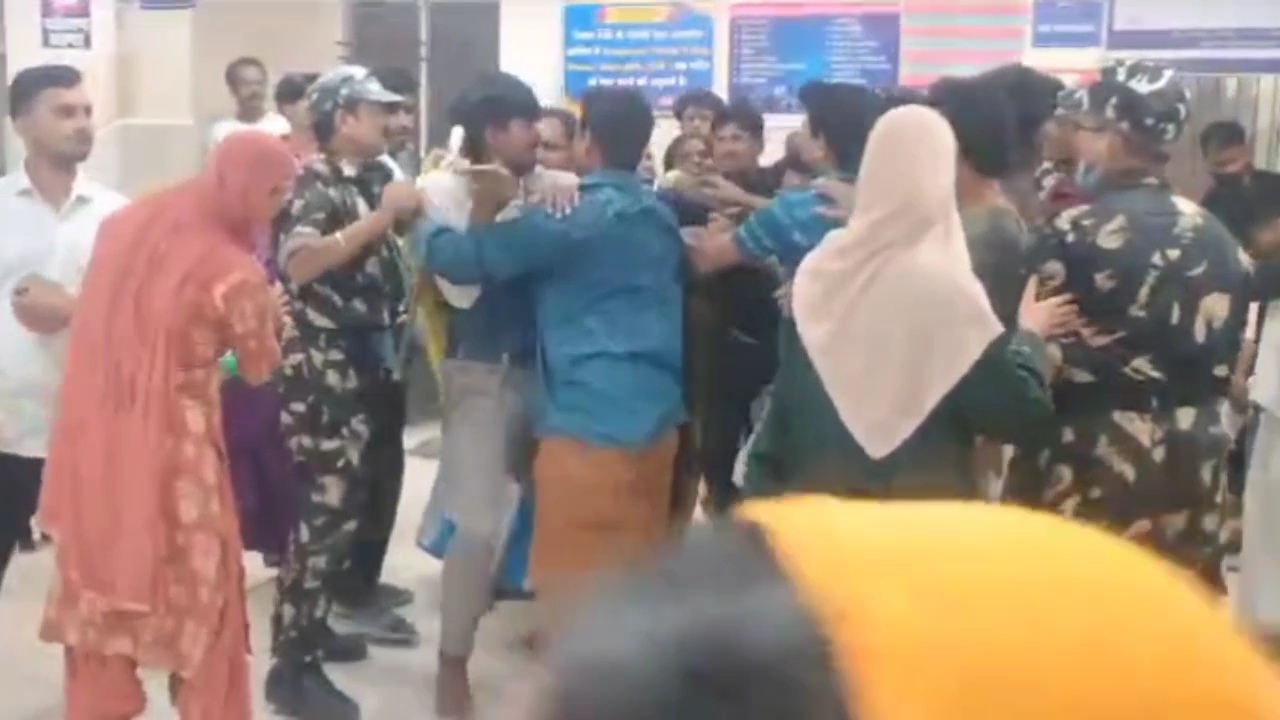 सदर अस्पताल में मरीजों के परिजनों के बीच मारपीट