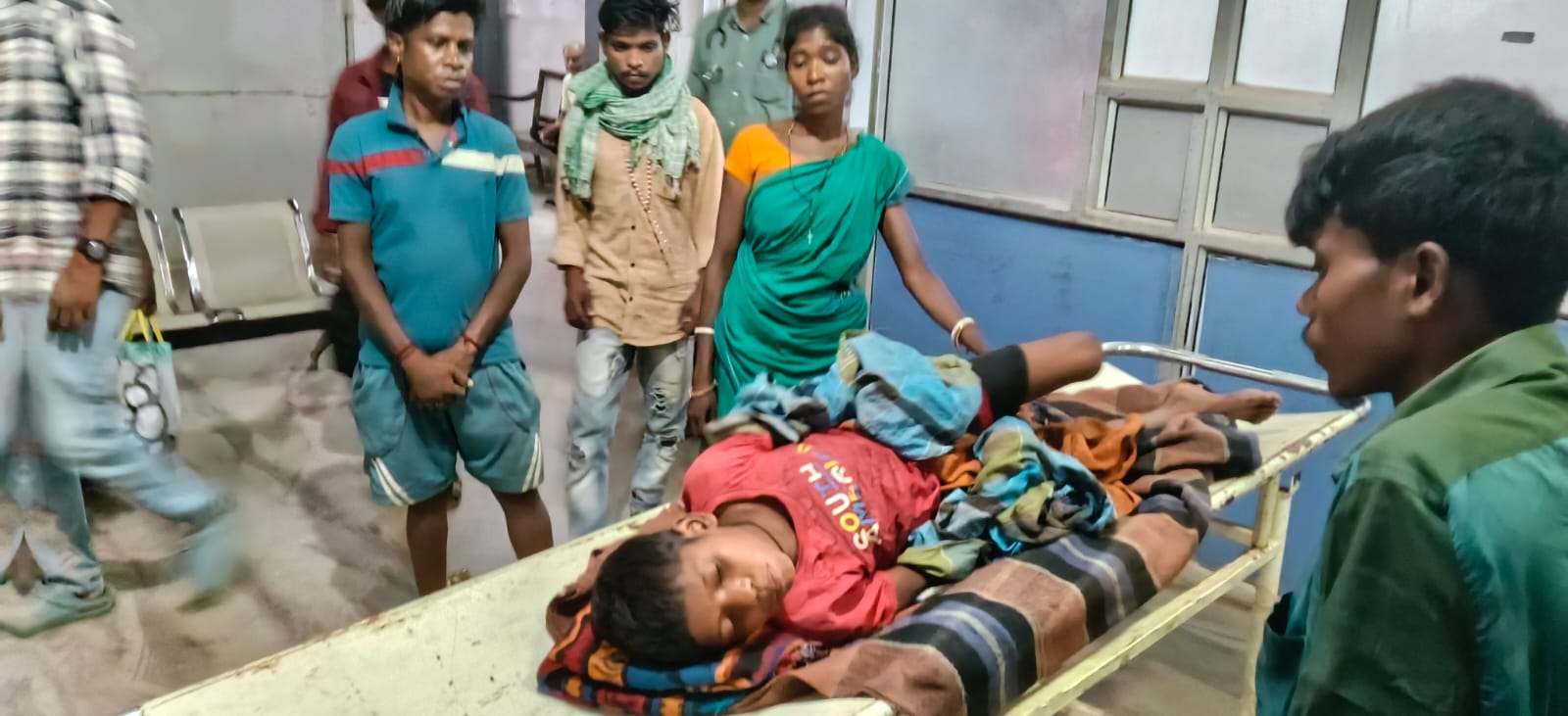 आम तोड़ने के दौरान पेड़ से गिरकर दो मासूम घायल