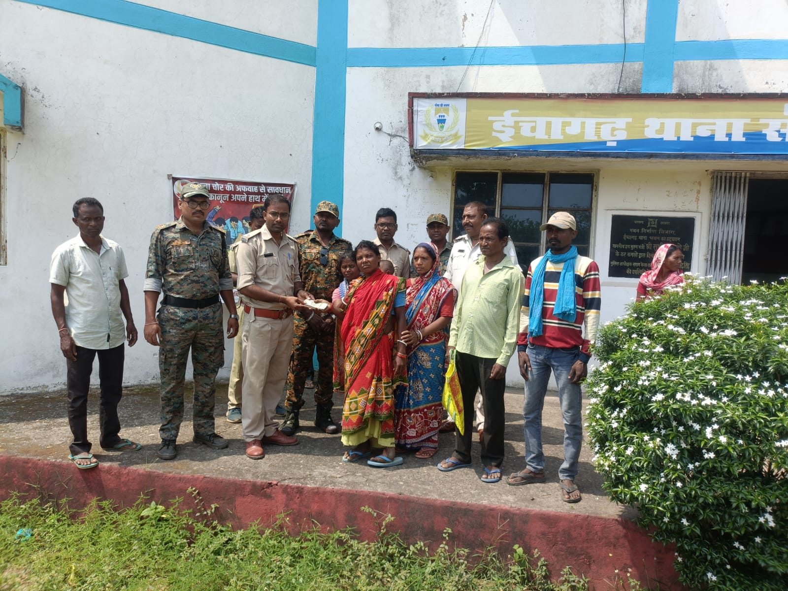 ईचागढ़ में झुंड से बिछड़े हाथी ने महिला को पटककर मार डाला, चांडिल में घर को तोड़ा