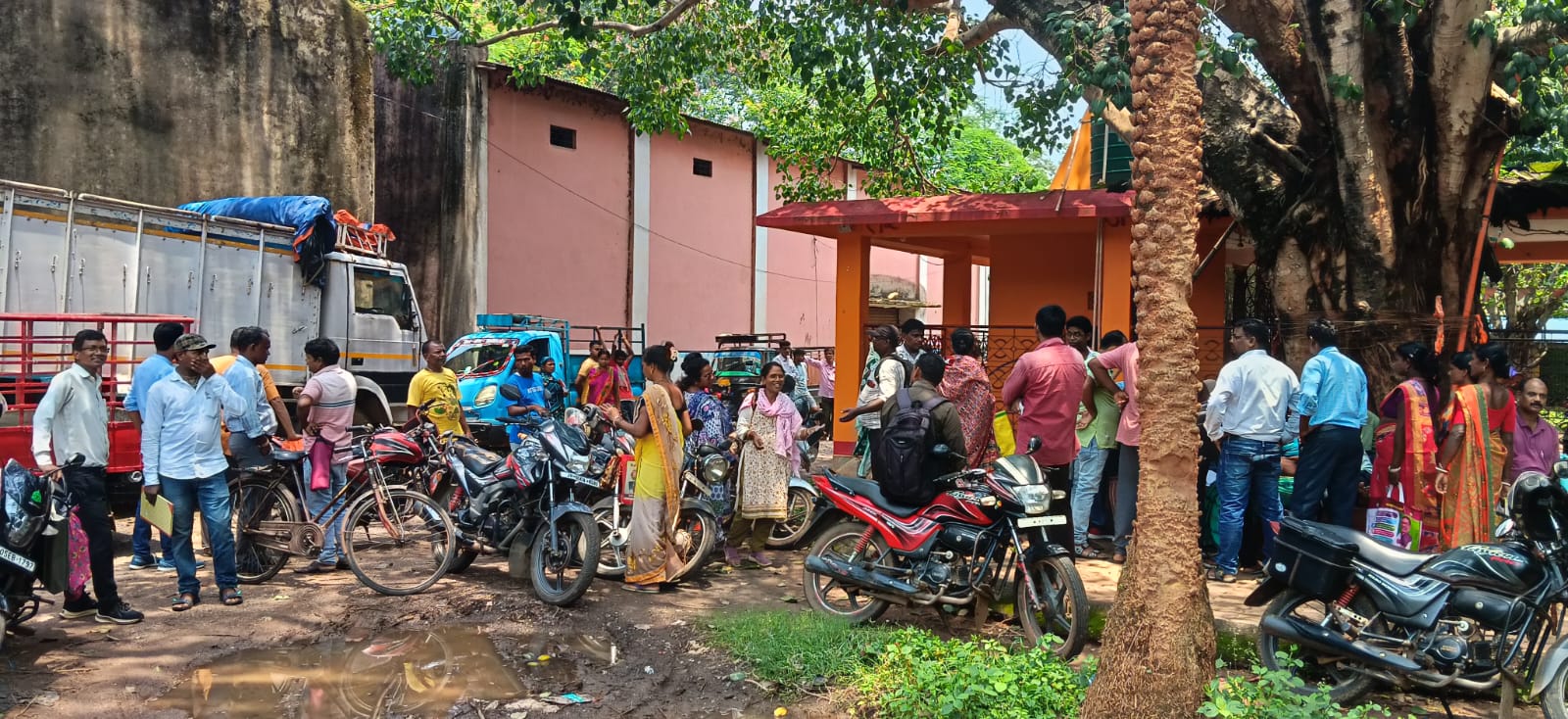 चावल उठाने गये शिक्षक, दर्जनों स्कूलों में पढ़ाई रही ठप
