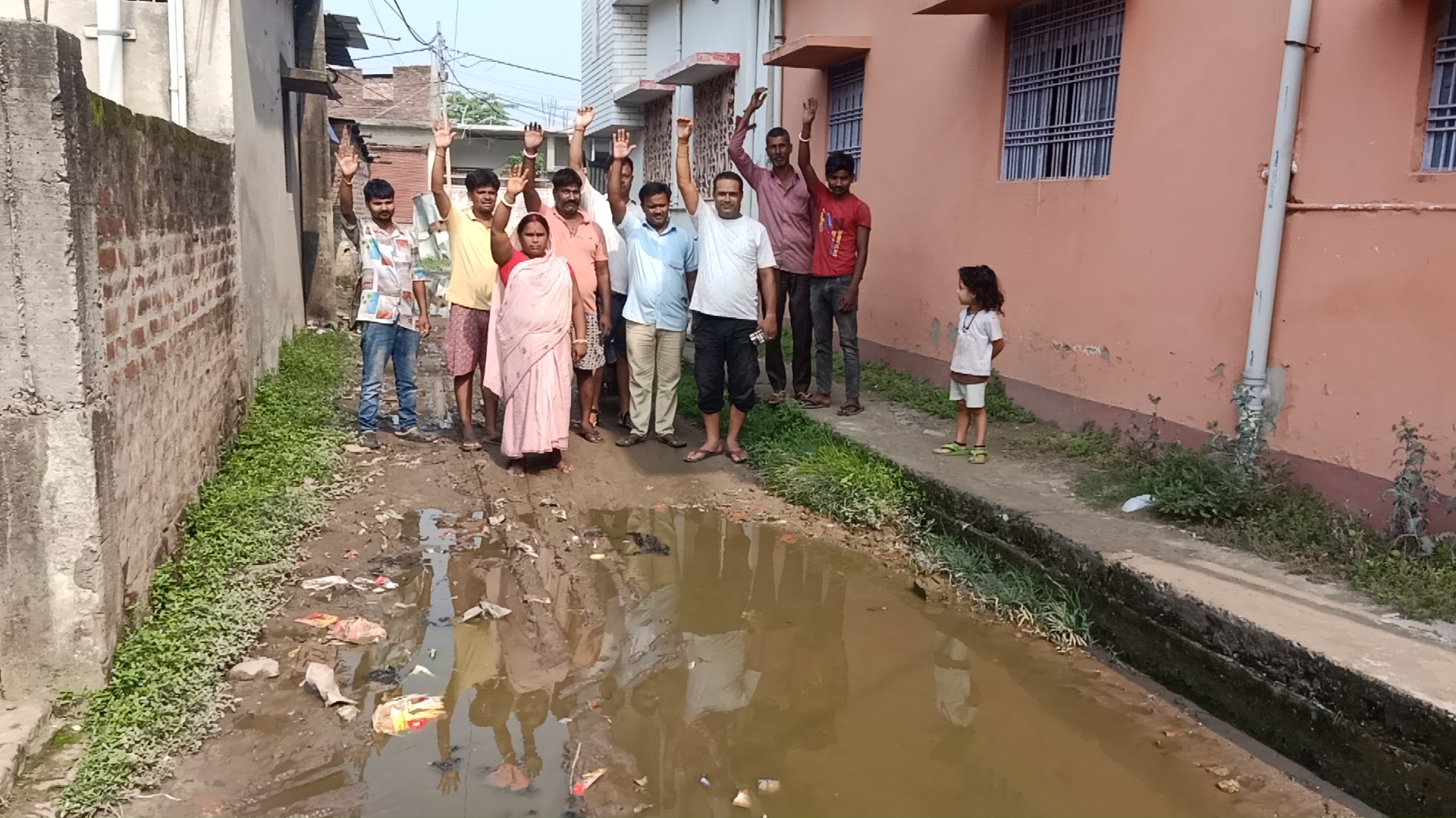 जल-जमाव से परेशान ग्रामीणों ने किया प्रदर्शन