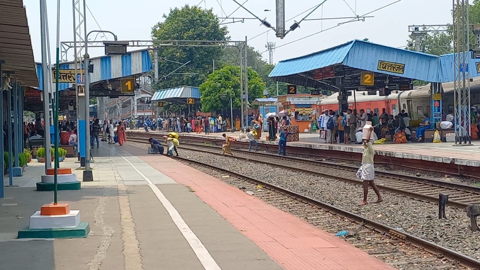 इंजन में खराबी आने से दो ट्रेनों की यातायात बाधित, यात्री रहे परेशान