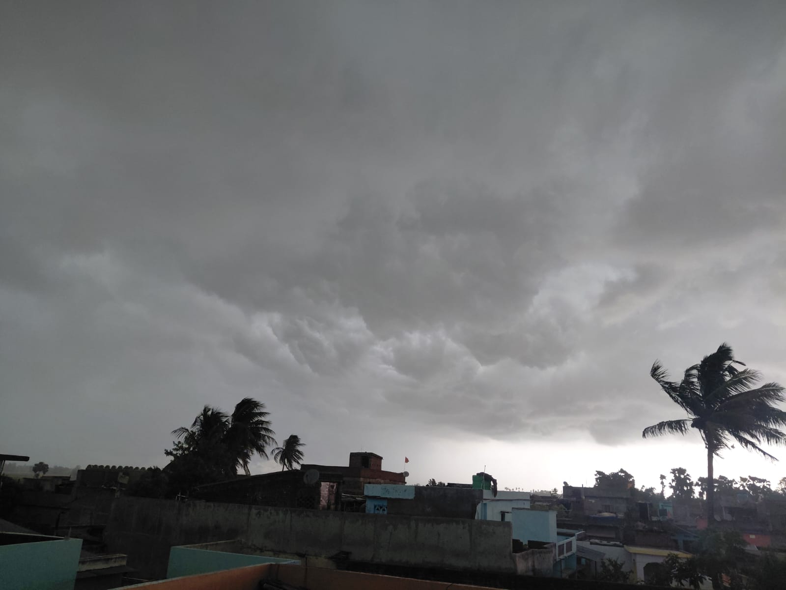 मौसम का मिजाज बदला, उमस भरी गर्मी से राहत नहीं