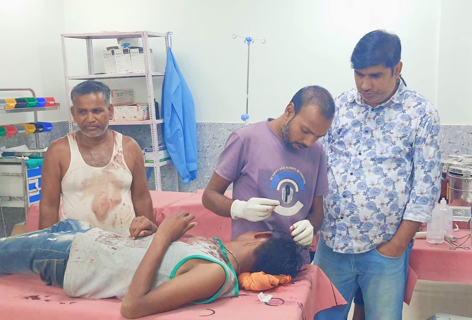 जमीनी विवाद में दो पक्षों के बीच हुई मारपीट, पिता-पुत्र सहित तीन लोग गंभीर रूप से हुए घायल, सीएचसी में चल रहा इलाज