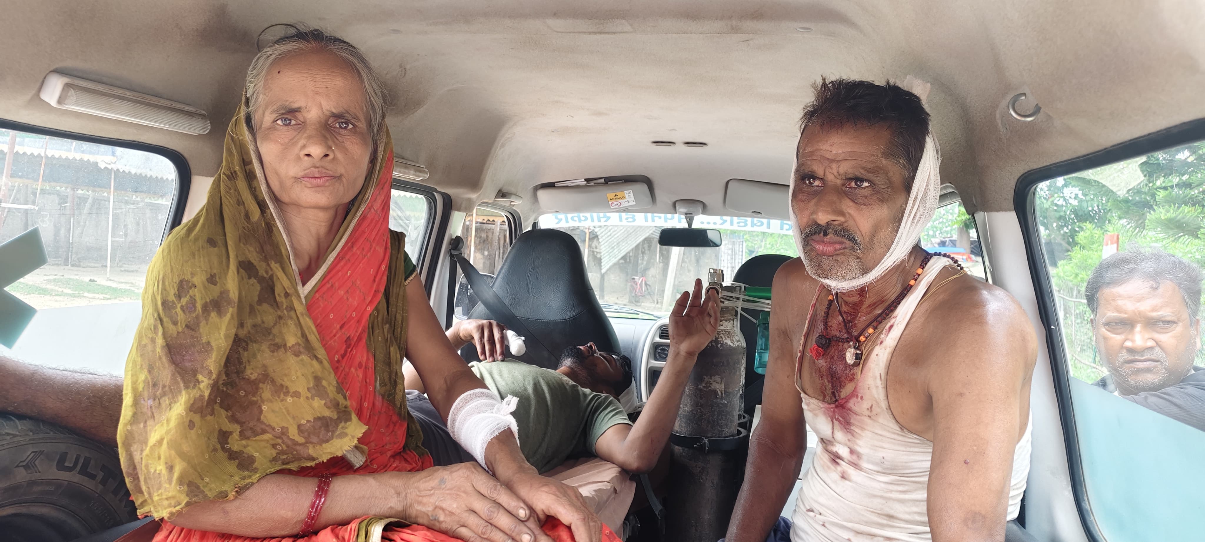 अस्पताल तड़पते रहे तीन मरीज, 9 बजे भागे-भागे पहुंचे चिकित्सक