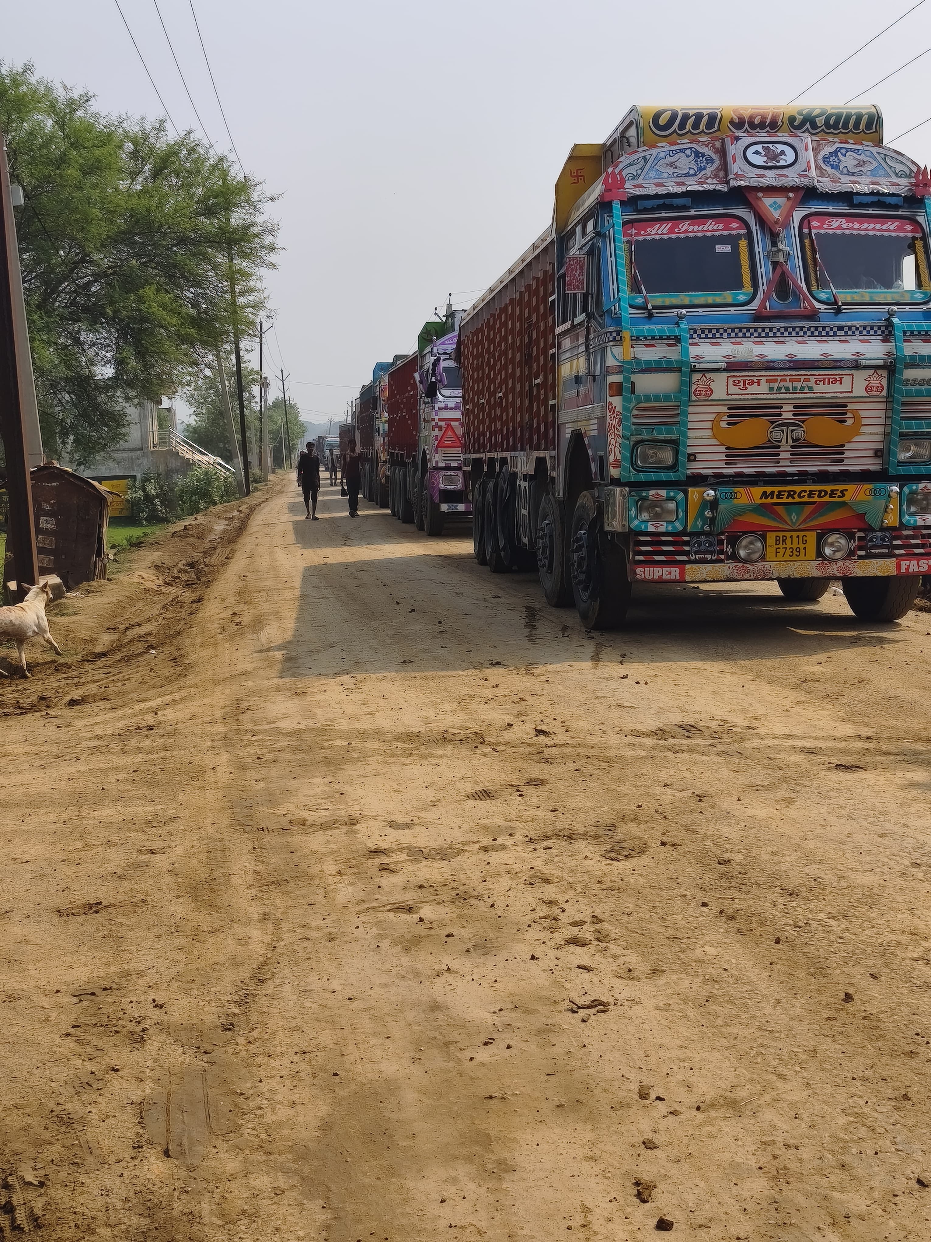 बालू लदे ट्रकों से लगा भीषण जाम, राहगीरों की बढ़ी परेशानी