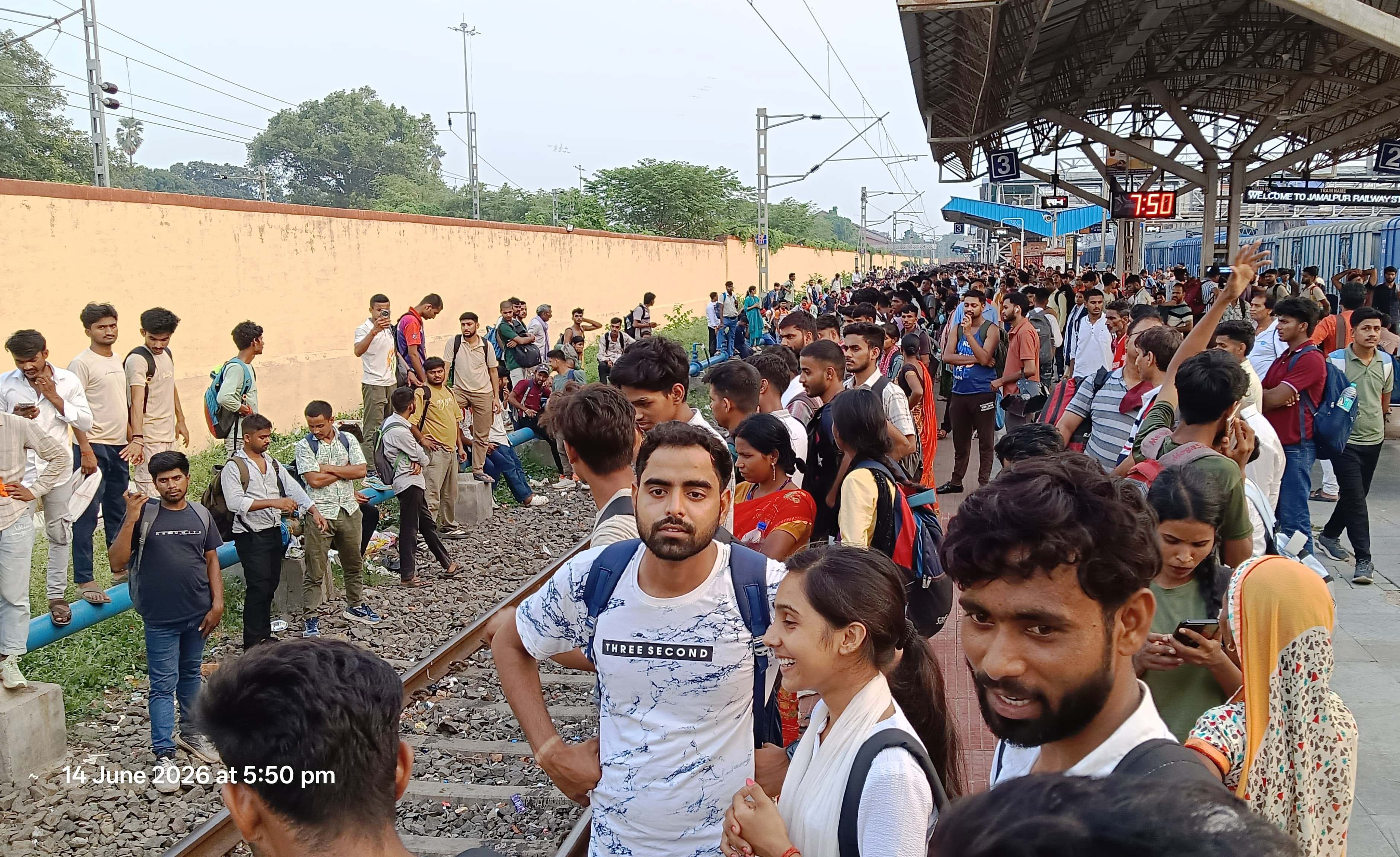 सिपाही भर्ती परीक्षा के बाद ट्रेन पकड़ने पहुंचे अभ्यर्थियों से जमालपुर स्टेशन पर रही भारी भीड़