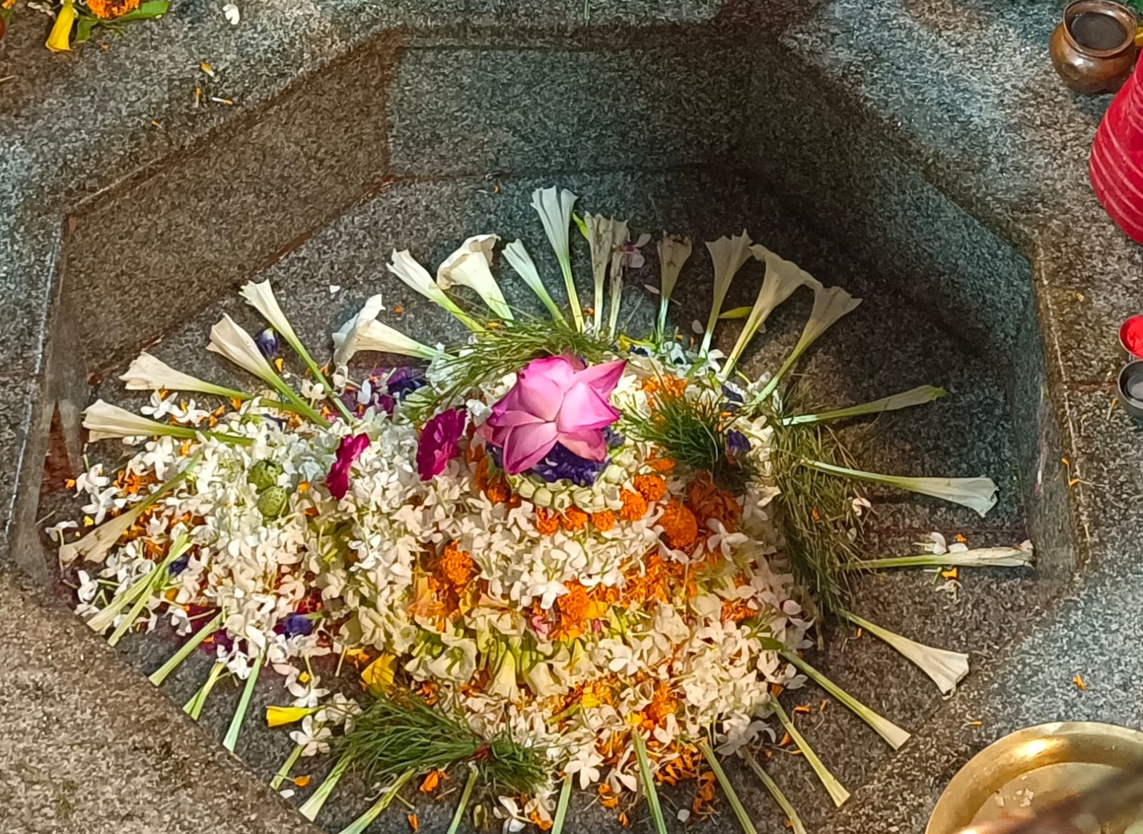 बाबा बूढ़ानाथ का गंगाजल व पंचामृत से अभिषेक, उमड़ी श्रद्धालुओं की भीड़