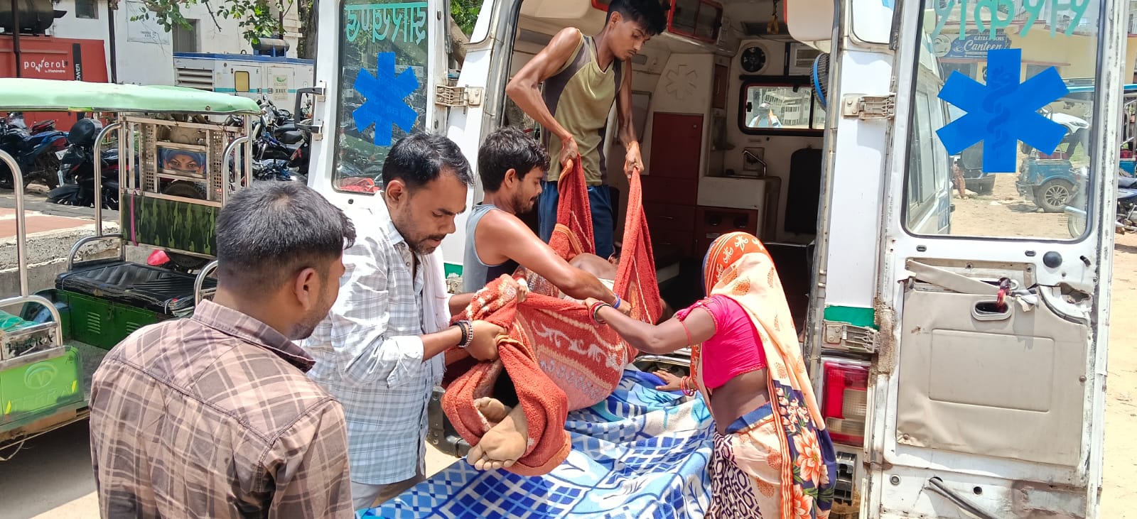 पीपल का पत्ता तोड़ने के दौरान पेड़ से गिरा अधेड़, कमर की हड्डी टूटी
