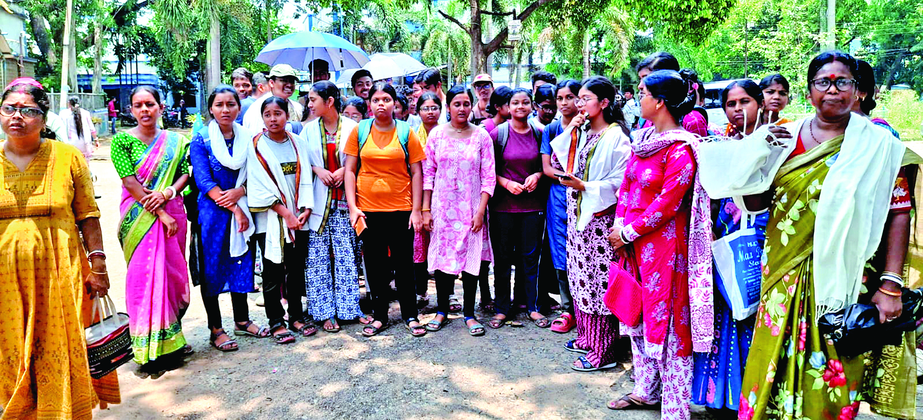 सरकारी शिक्षकों के प्राइवेट ट्यूशन पर रोक का विरोध, अभिभावकों ने बीडीओ और विधायक से की मुलाकात