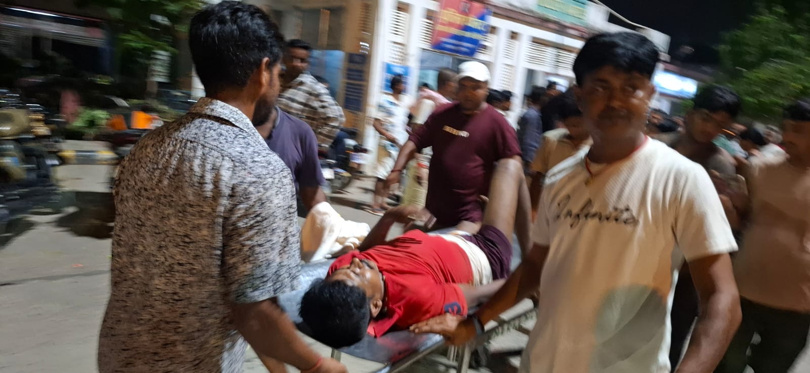 मोबाइल छिनतई का विरोध करने पर सैलून संचालक को मारी गोली, हालत गंभीर