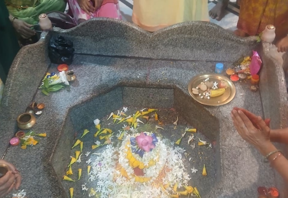 बाबा बूढ़ानाथ मंदिर में हुई सरकारी पूजा, पट खुलते ही उमड़ी श्रद्धालुओं की भीड़