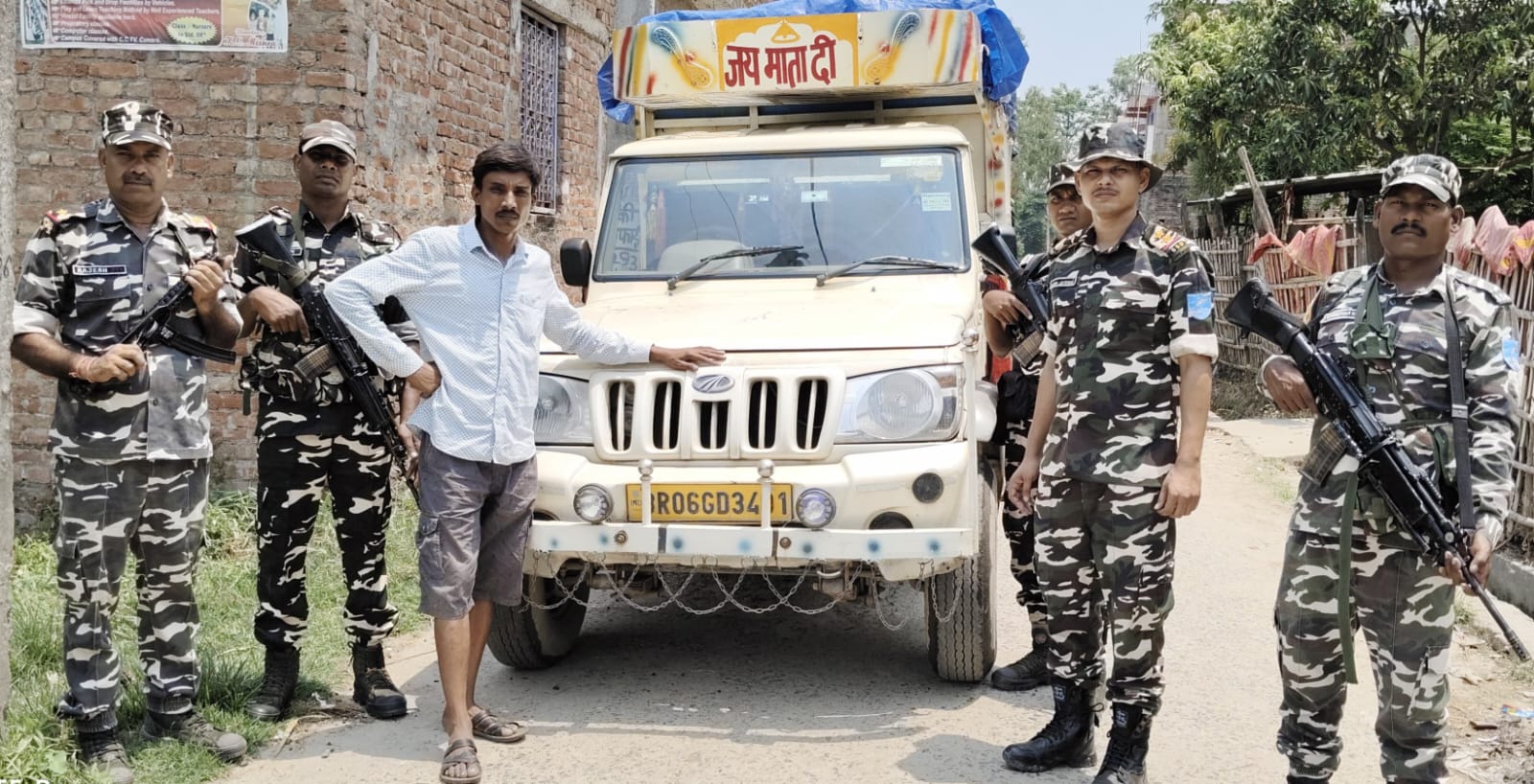 इंडो-नेपाल बॉर्डर पर एसएसबी की बड़ी कार्रवाई, 2300 किलो चाइनीज सेब के साथ तस्कर गिरफ्तार