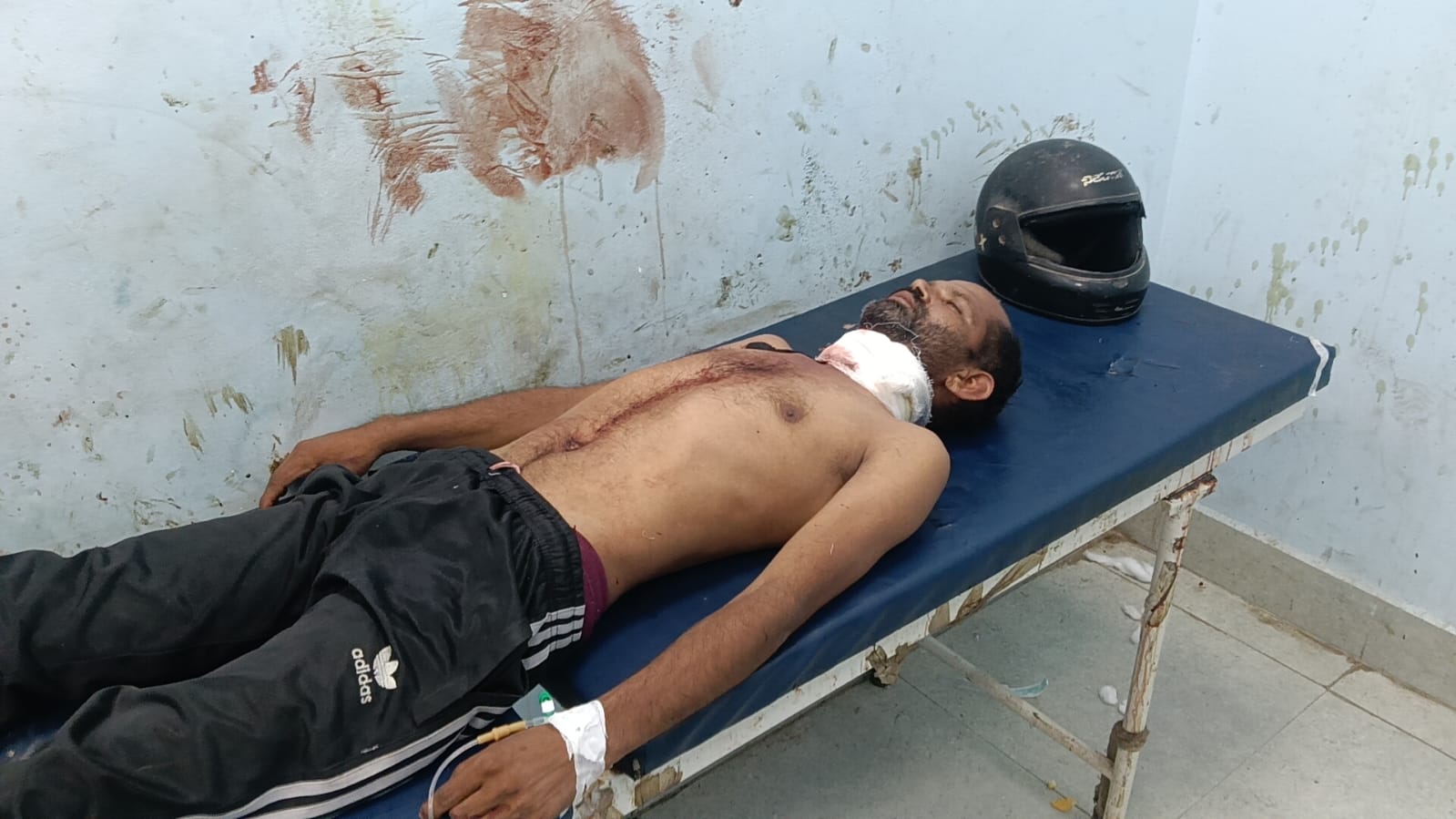 नशे की सनक में पार की सारी हदें! गोपालगंज में पत्नी के इनकार करने पर युवक ने चाकू से काटा अपना ही गला