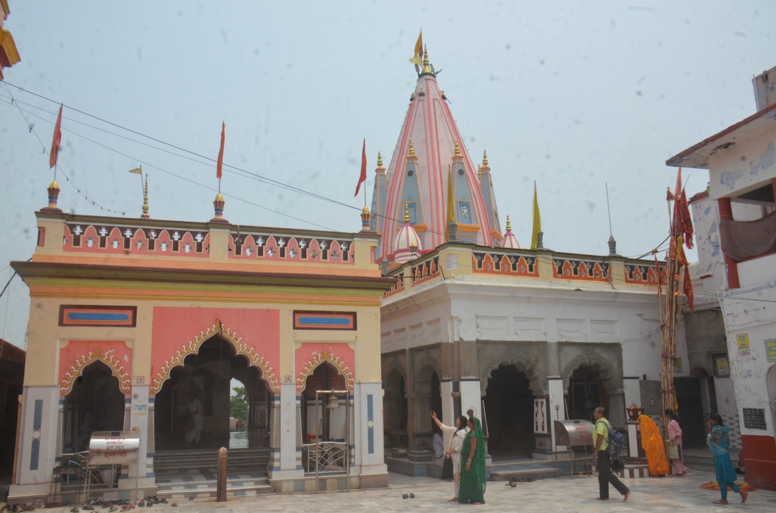 हर-हर महादेव के जयकारों से गूंजा बाबा बूढ़ानाथ धाम, श्रद्धालुओं ने की पूजा-अर्चना