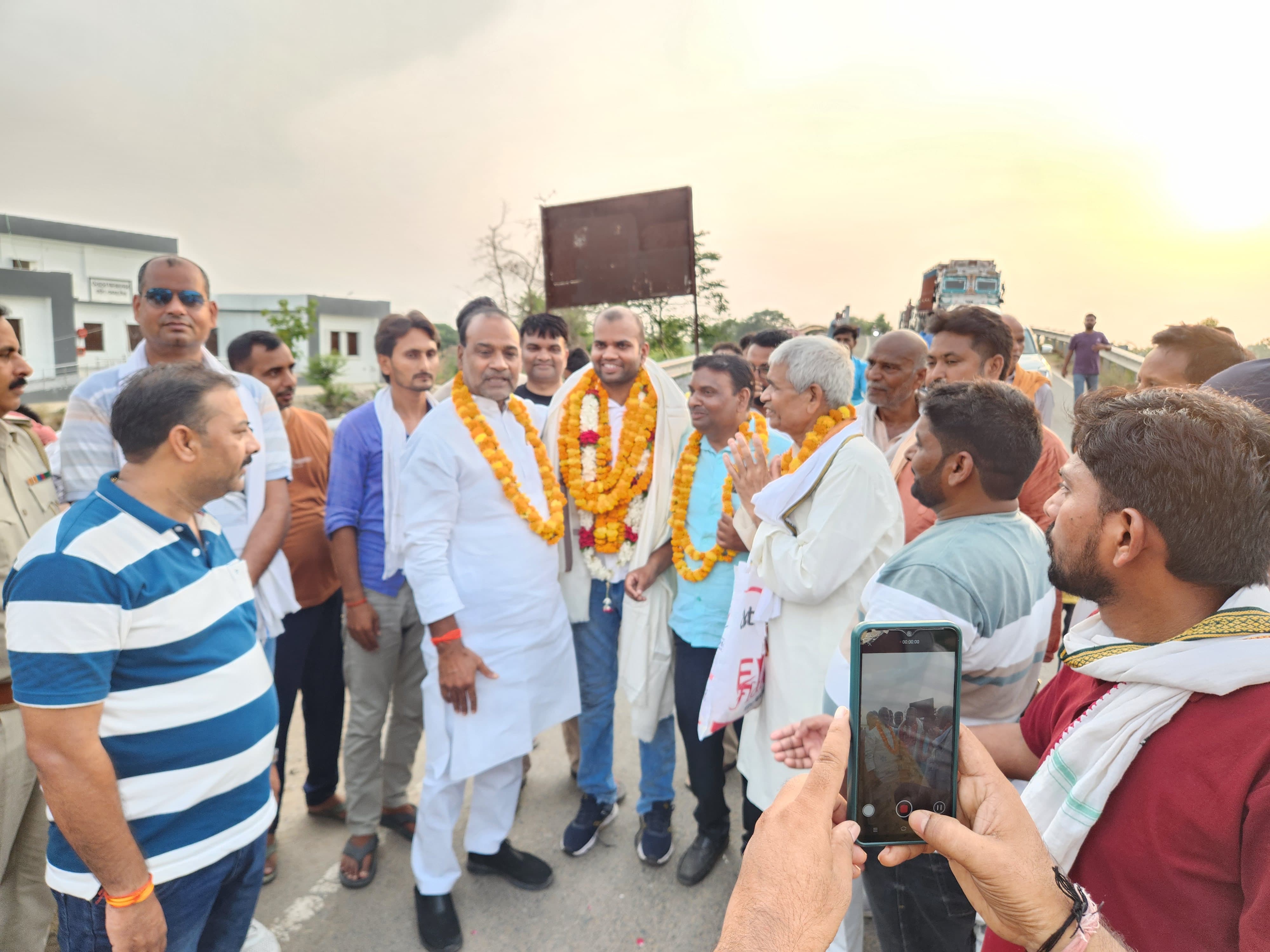 70वीं BPSC पास कर RDO बने प्रवीण शर्मा का भव्य स्वागत, कैमूर में बेटे की सफलता पर गांव में जश्न