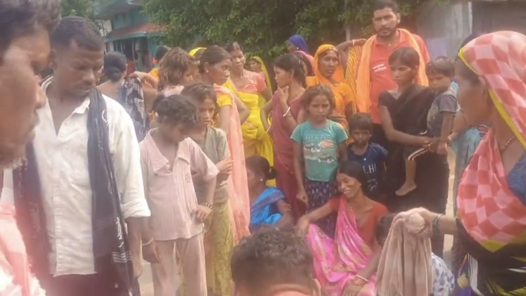 नवादा में करंट की चपेट में आने से युवक की मौत, मुआवजे की मांग को लेकर प्रदर्शन