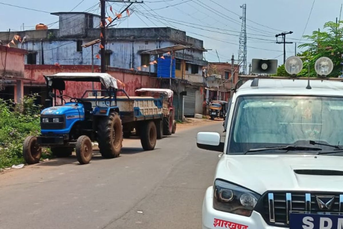 पांच मिनट में घाटशिला एसडीओ ने पकड़े दो अवैध बालू लदे ट्रैक्टर, पुलिस को सौंपा