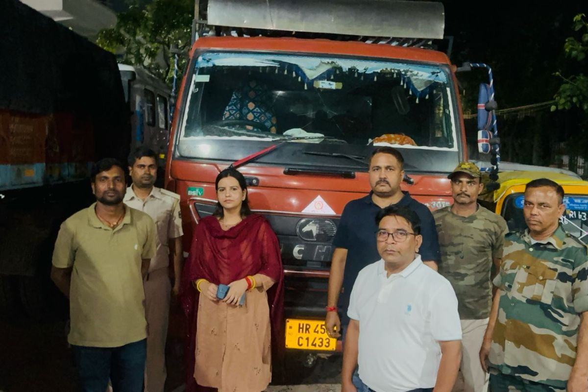 पटना में सरकारी दवा लदे ट्रक से निकली 15 लाख की अंग्रेजी शराब, 400 कार्टन बीयर जब्त