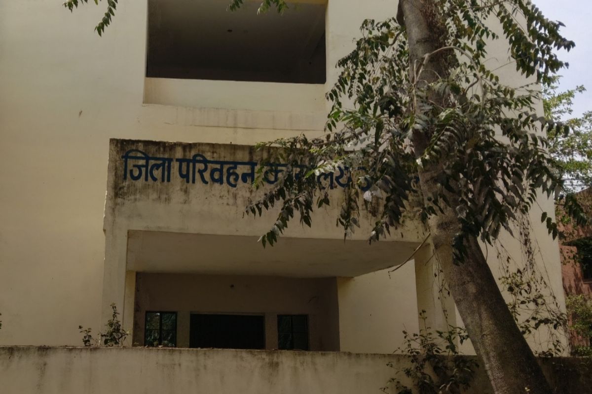 अरवल में 7 साल बाद भी खंडहर बना जिला परिवहन कार्यालय, नए भवन में शिफ्टिंग पर उठे सवाल, बिजली समस्या बनी बाधा