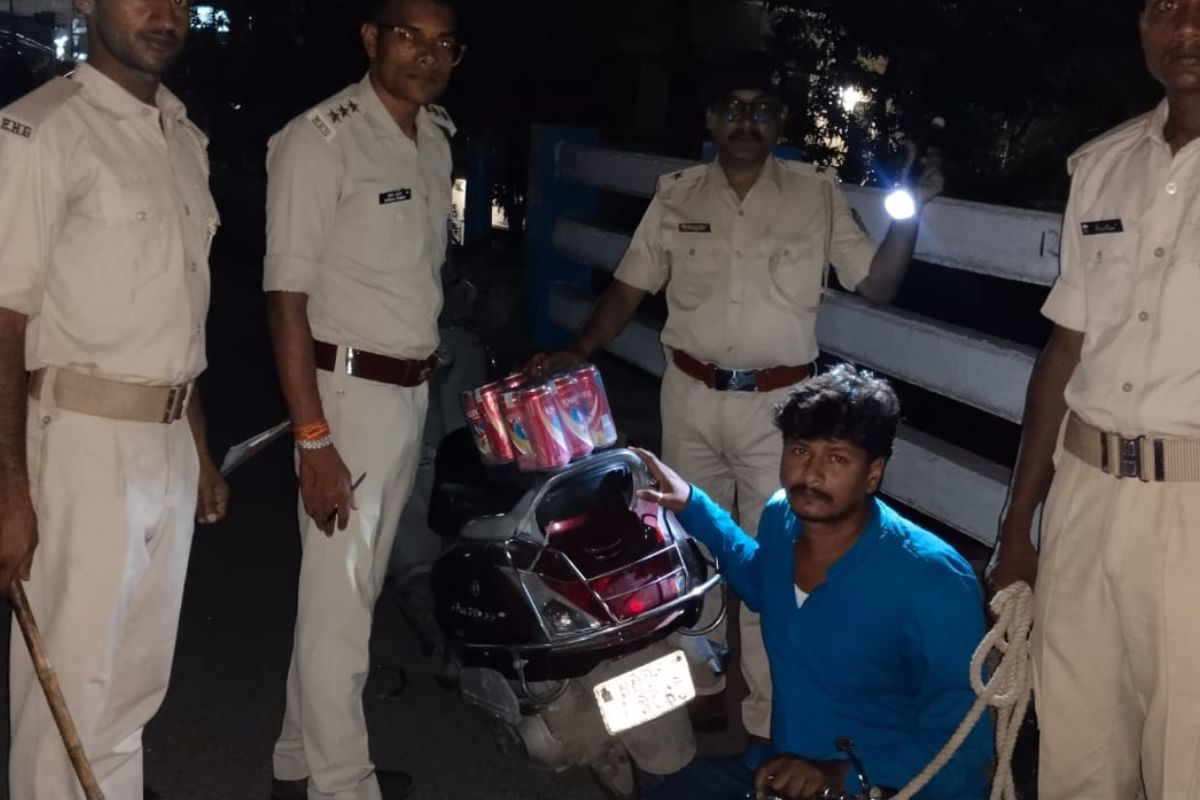जहानाबाद में शराब तस्करी पर बड़ी कार्रवाई, स्कूटी से 6 बोतल बियर के साथ युवक गिरफ्तार