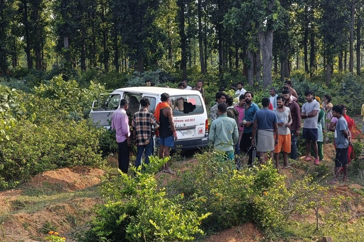 ड्राइवर की लापरवाही से स्कूल वैन सड़क से उतरकर जंगल में गिरी, तीन बच्चे घायल