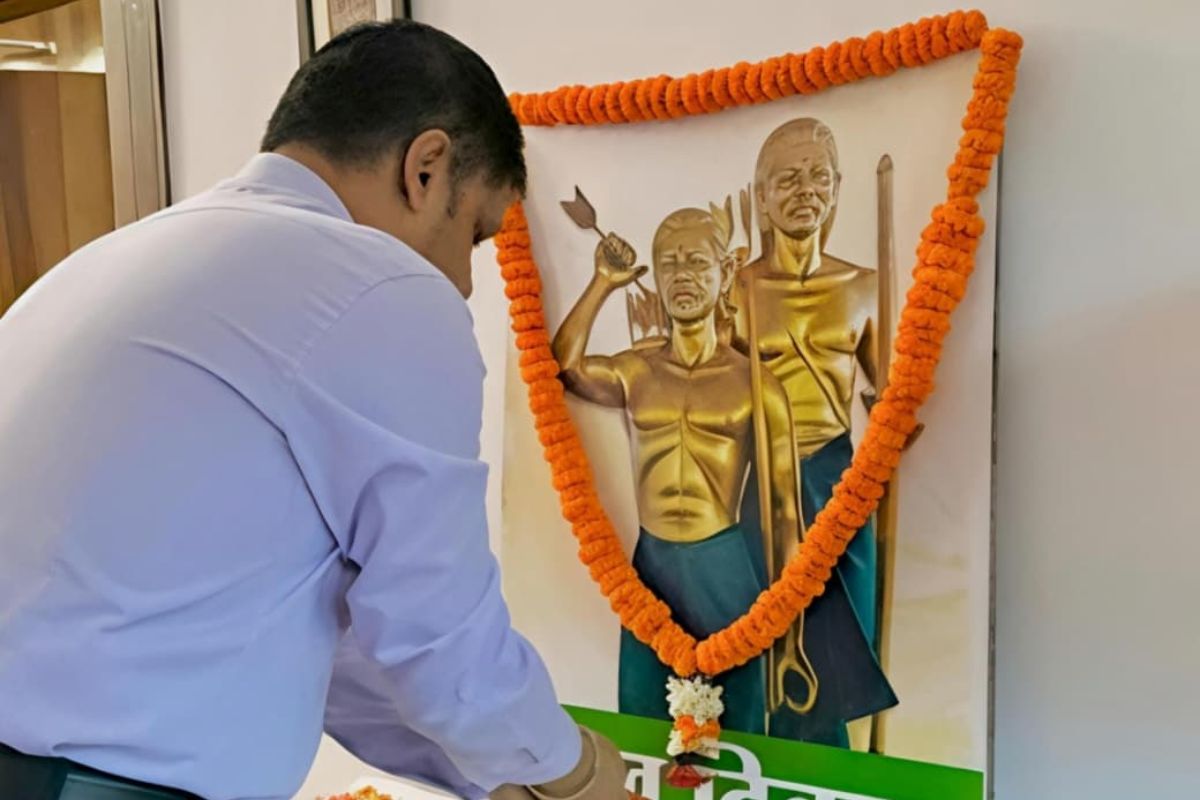 देवघर में हूल दिवस पर डीसी ने अमर शहीद सिदो-कान्हू को दी श्रद्धांजलि