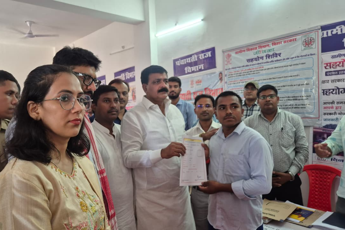 जहानाबाद में प्रभारी मंत्री जमा खान ने किया ‘सहयोग शिविर’ का निरीक्षण, ऑन द स्पॉट बांटे राशन और जॉब कार्ड