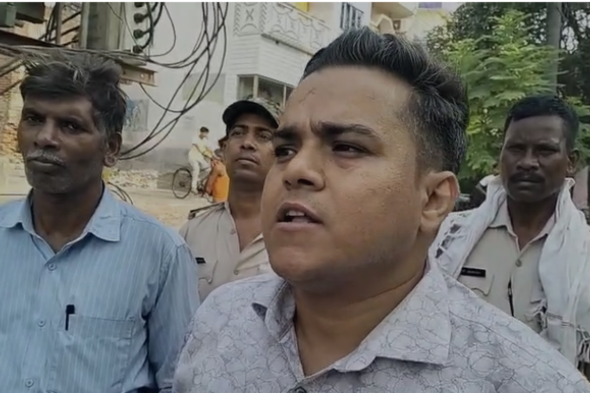 मखदुमपुर में अतिक्रमण पर चला प्रशासन का बुलडोजर, कई मकान ध्वस्त, प्रभावितों ने लगाया पक्षपात का आरोप